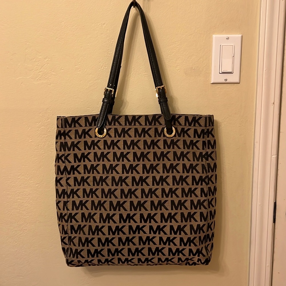 Michael kors handbag tote with black leather straps